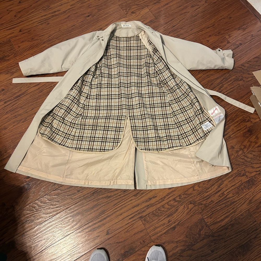 Vintage Rain Shredder women’s trench coat. Liner can be removed.